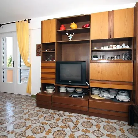3 Bedroom In Apartment Tisno